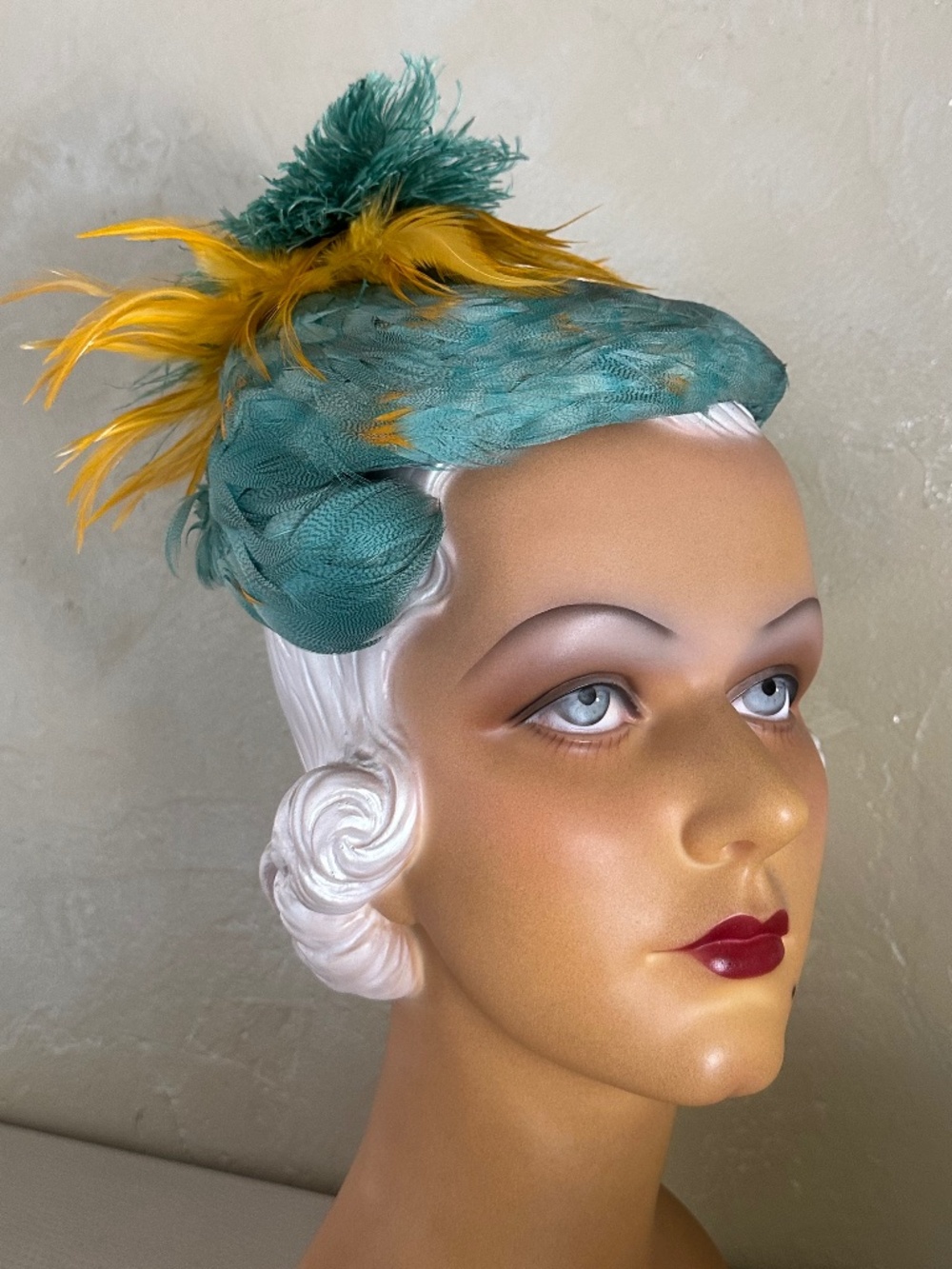 FESTIVE 1950s' AQUA/GOLD FEATHER COCKTAIL HAT + BROOCH